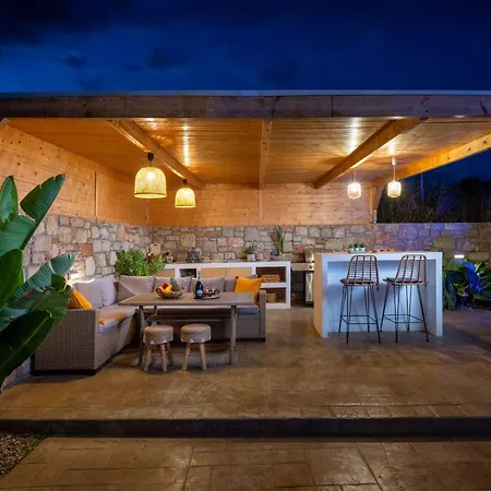 Amora Pool Villa Gennadi