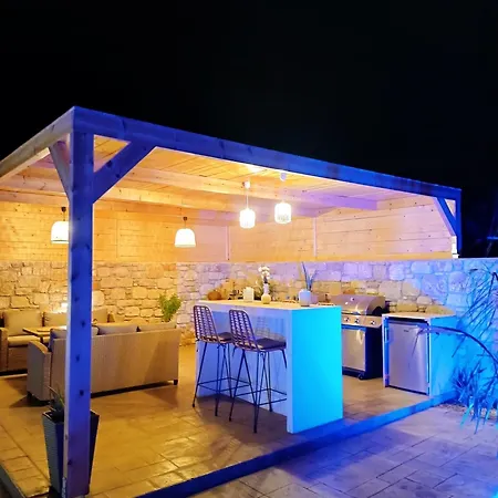 Villa Amora Pool Gennadi